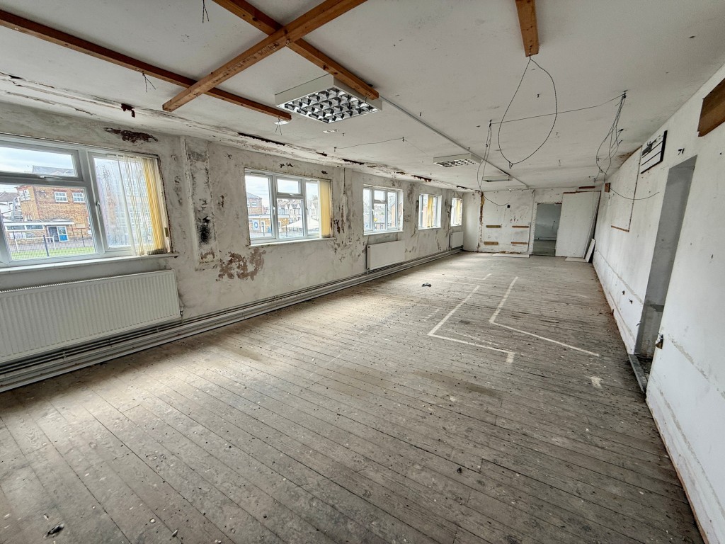 Lot: 70 - SUBSTANTIAL VACANT COMMERCIAL PREMISES WITH POTENTIAL - Room ten